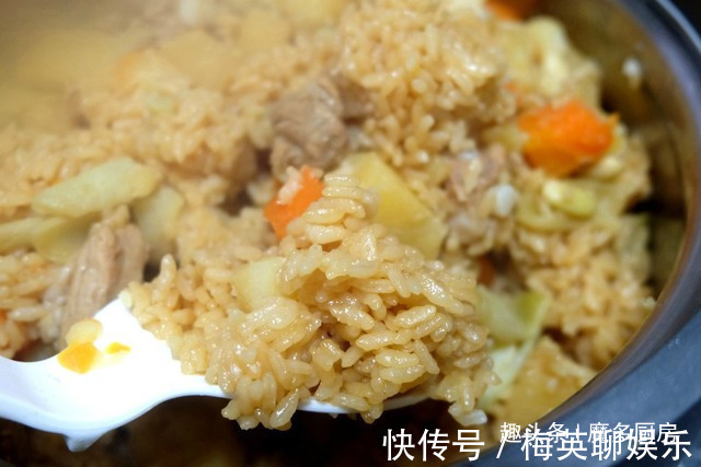 电饭锅只蒸白米饭太浪费,4种食材和大米同煮,有肉有菜香喷喷