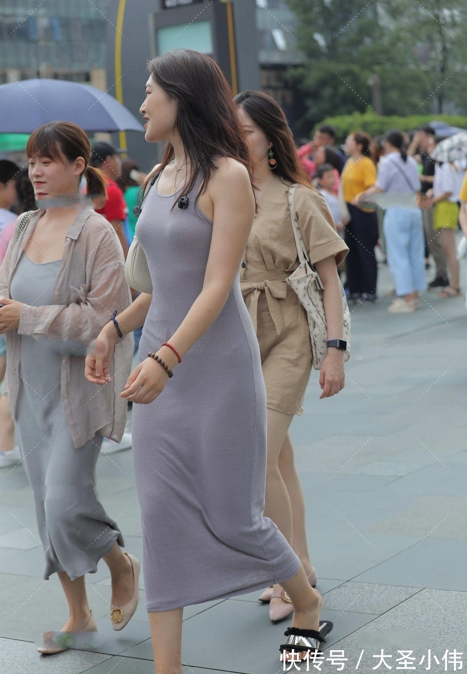 魅力|美女街拍:可甜可咸的小姐姐,虽然肚子上有点肉,但丝毫不影响她的魅力四射