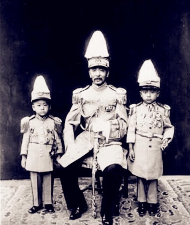 痛哭|张作霖死后9年才被下葬,其坟前跪了一人,痛哭说出4字,字字戳心