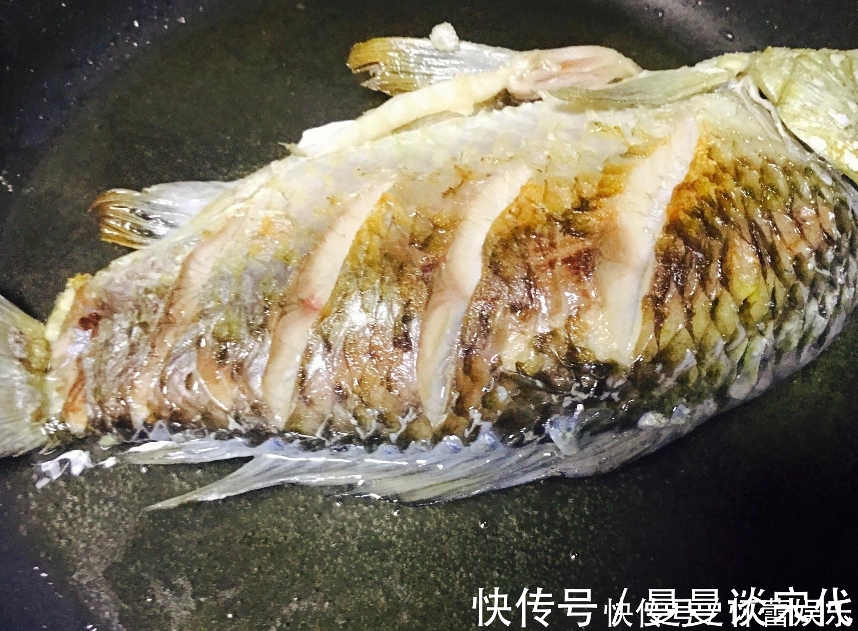 红烧鲫鱼时,掌握两个窍门,鲫鱼不破皮,而且没腥味