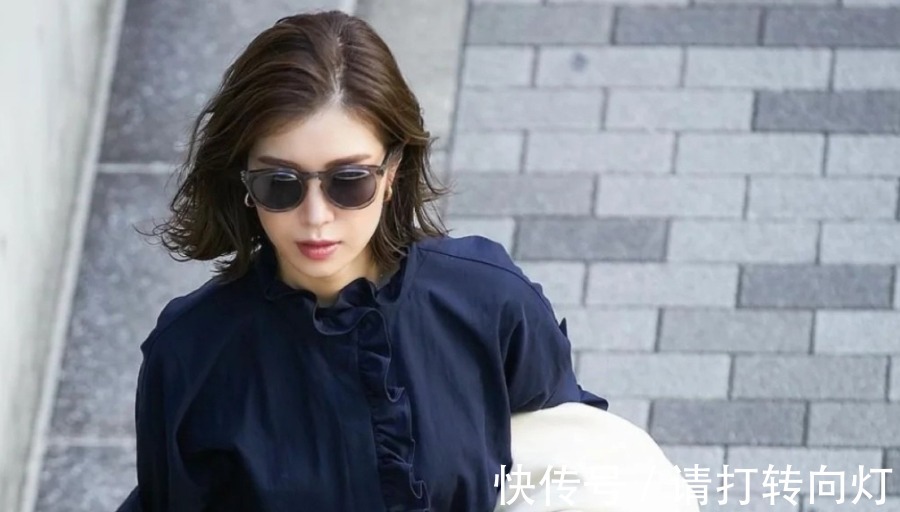 小卷 四五十岁的女性换发型,与其为了减龄去装嫩,不如优雅知性显高级