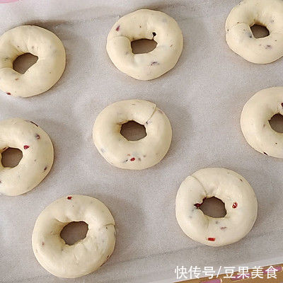 一次发酵，甜甜圈酥皮面包