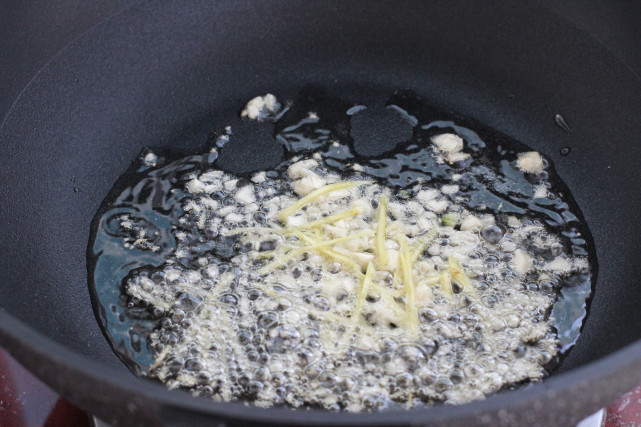 减肥期|水煮鸡胸食同嚼蜡,搭配芦笋一起炒,脆嫩低脂营养均衡,好吃不胖