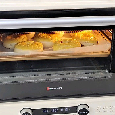 甜甜圈酥皮面包