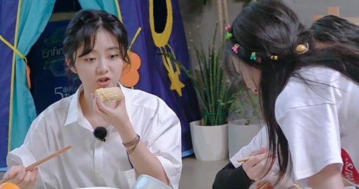 谭松韵刚上车就说想吃面,有谁留意一旁郑爽的表情怕是忘了有镜头