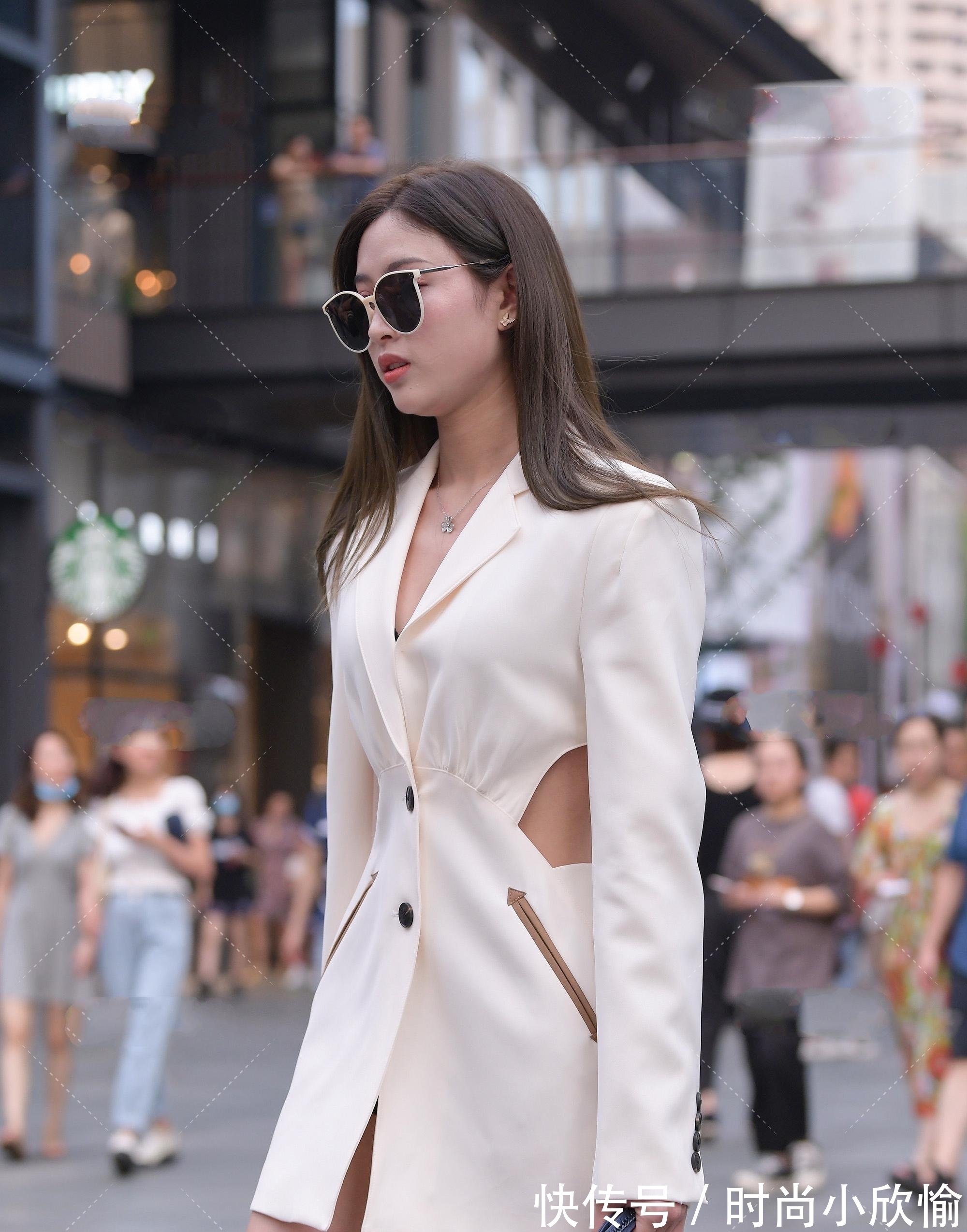 西装 中长款白色镂空西装搭配一双白色高跟鞋,性感又霸气