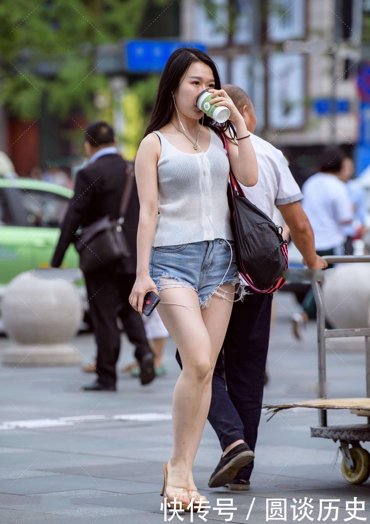 穿搭|针织背心，清爽舒适，搭配浅蓝色牛仔短裤，更显清新自然