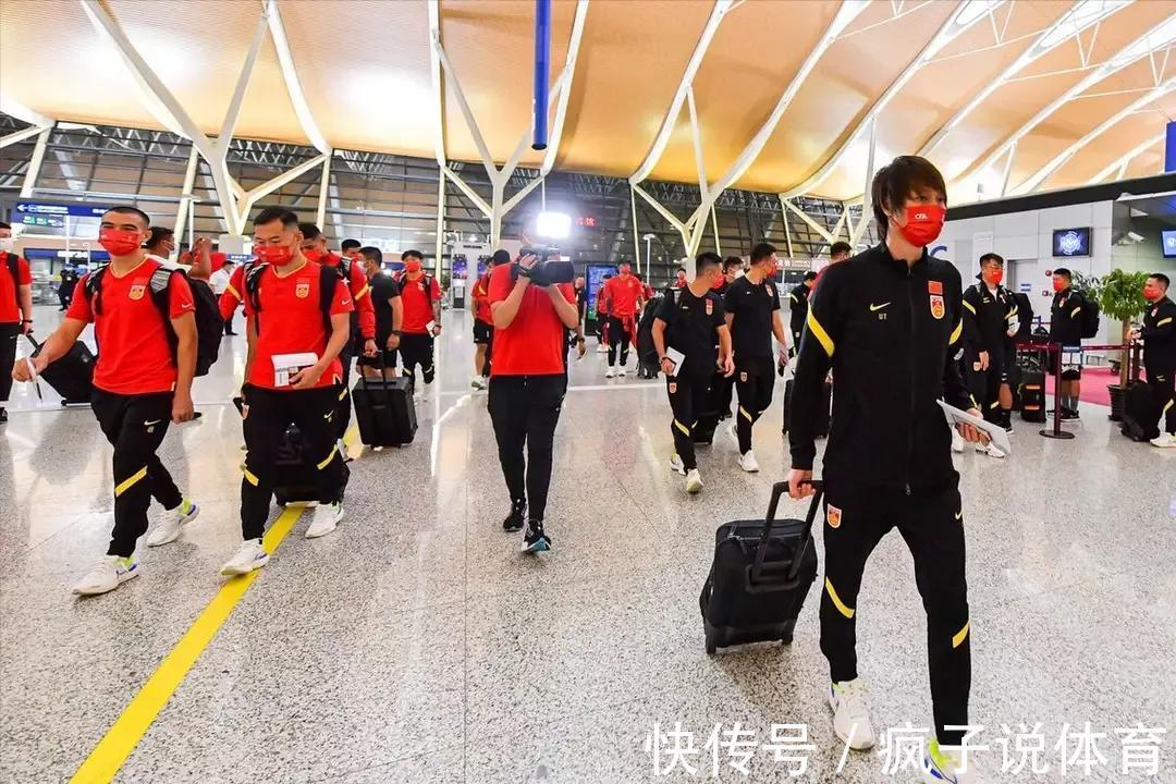 盒饭|国足抵达卡塔尔多哈,李铁晒盒饭引热议,怎么一点肉也没有?