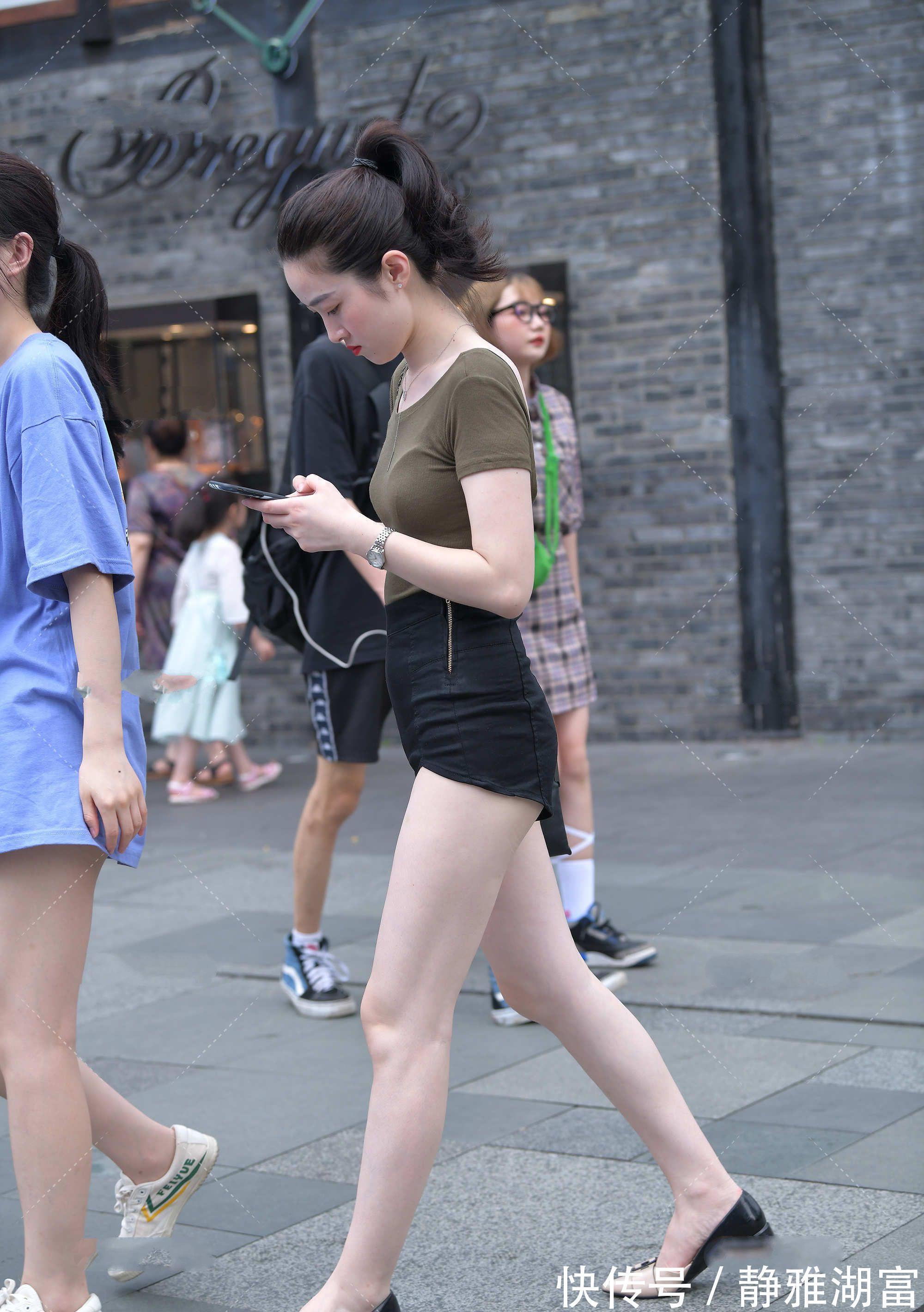 小姐姐|看似简单的圆领针织衫,后背采用镂空式设计,也太时髦了吧