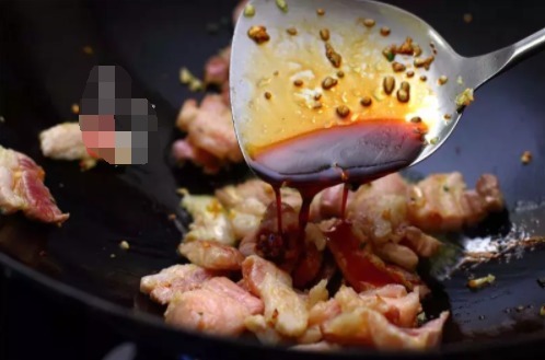 阵阵飘香的蒜香腐竹烧肉,吃过一次就忘不了