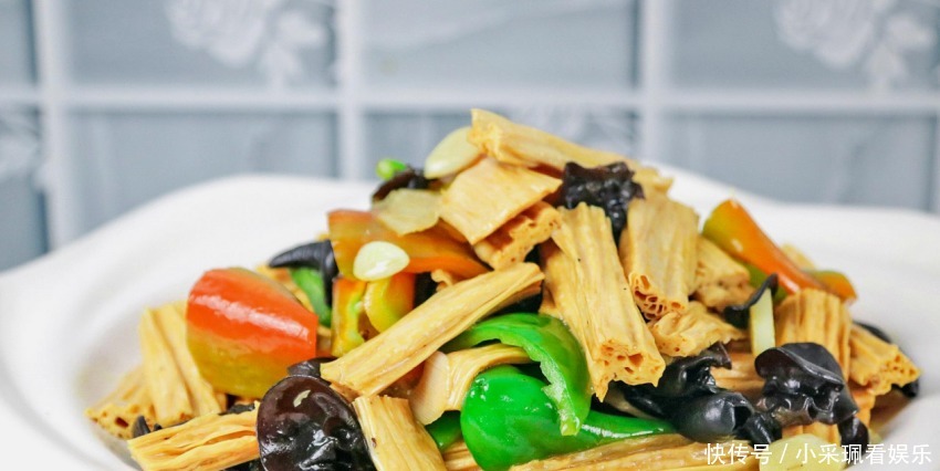 腐竹炒肉,有菜有肉,味道超级棒!