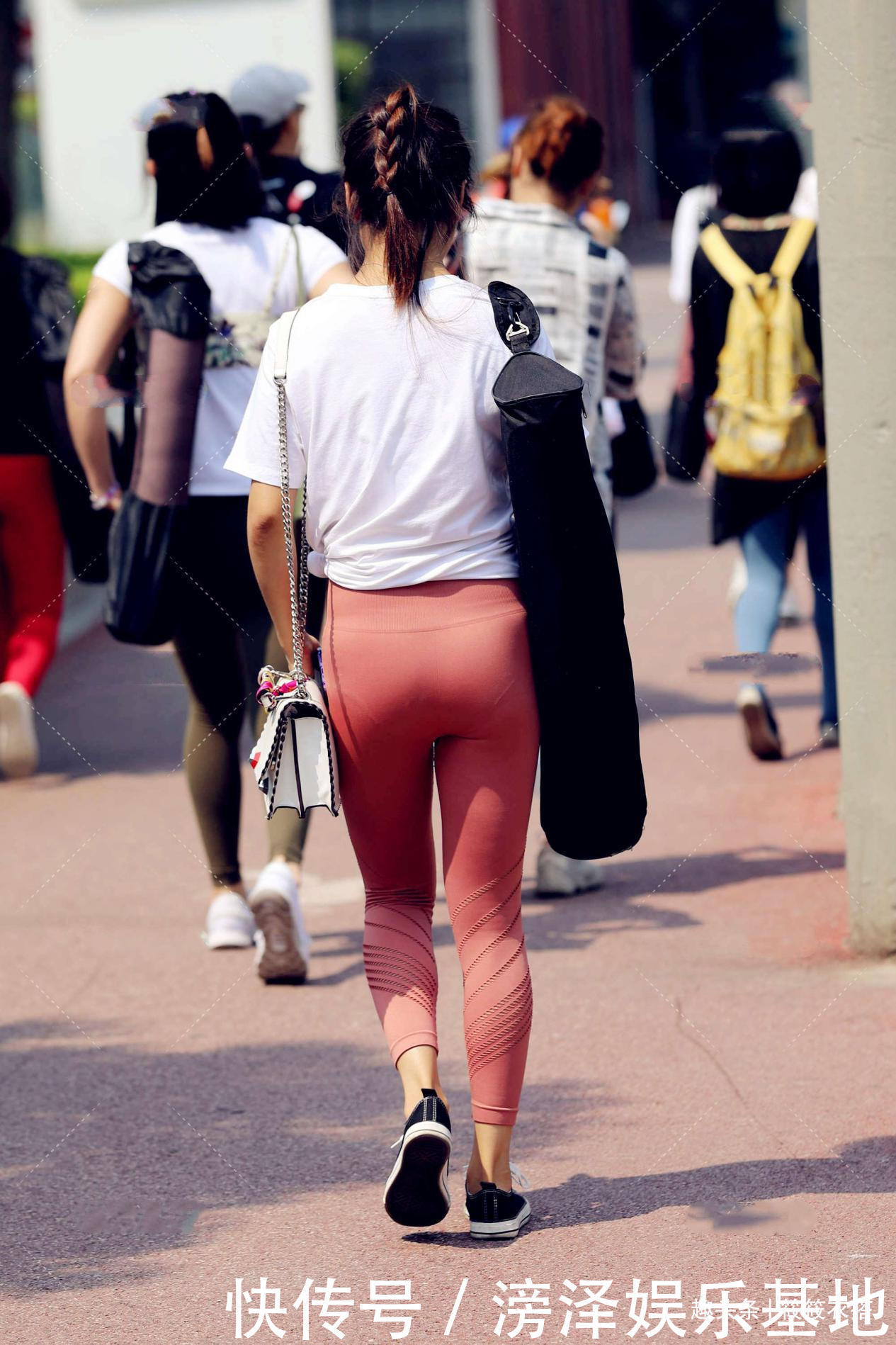 显年轻的穿搭,短袖搭配运动裤,彩色搭配青春靓丽