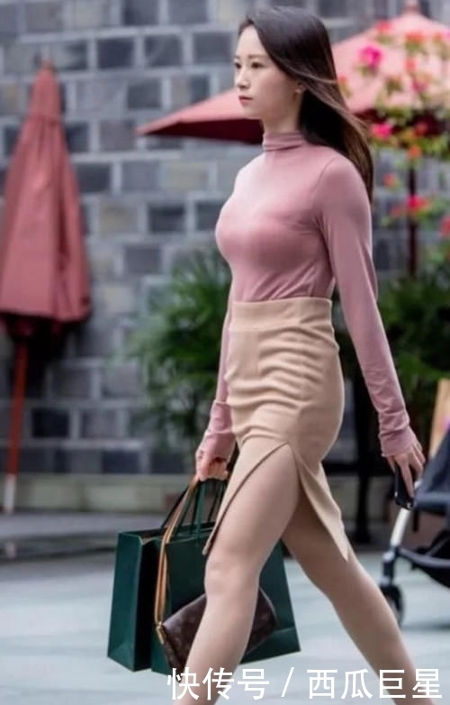 藕粉色修身长袖,搭配浅咖啡色半身裙,彰显气质女人的魅力