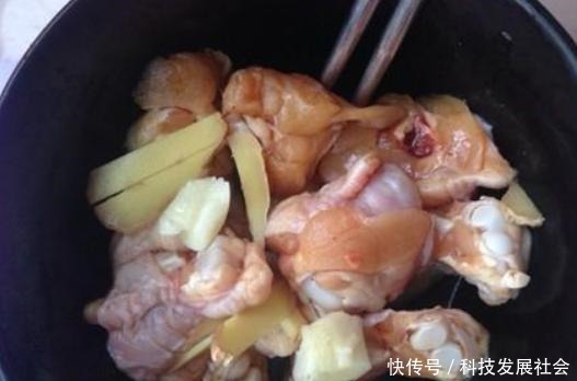 做大盘鸡直接加水炖,大错特错!牢记这2步,鸡肉鲜美多汁又嫩滑