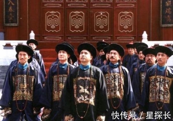 中国国旗$这个小国没国旗,想用中国国旗代替,遭反对后在国旗上写8个汉字