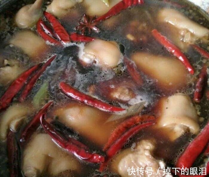 锅中加入|婆婆做的红烧猪蹄, 步骤只有一步与我不同, 味道却相差那么大