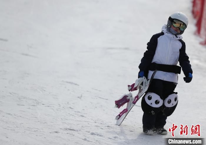 抢抓“雪尾巴” 辽宁沈阳滑雪场迎大批游客