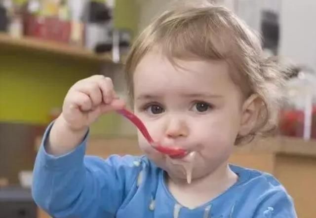 教养|“饭桌教养”决定孩子的未来,出现这3种行为时,家长要引起重视