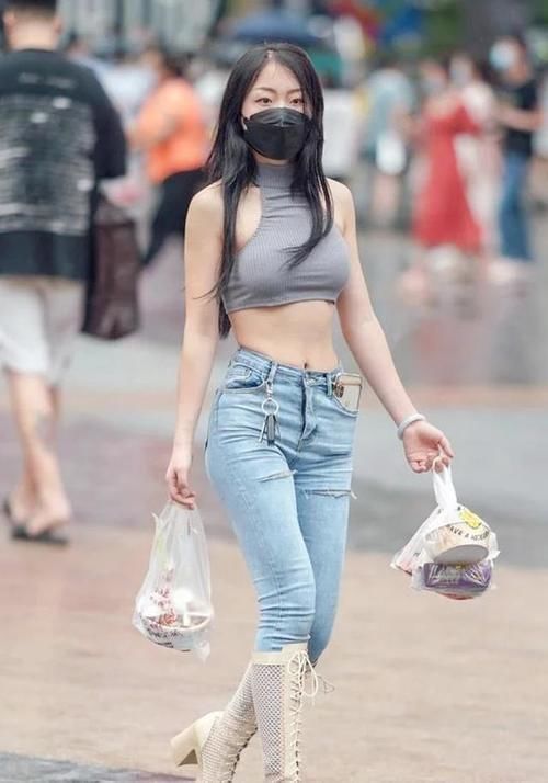 美臀 挂脖高腰紧身衣,搭配紧身牛仔裤赚足时尚感,穿出少妇的性感美臀