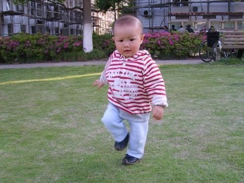 发育|孩子多大会走路正常?为啥有的娃10个月会走,有的15个月还不会