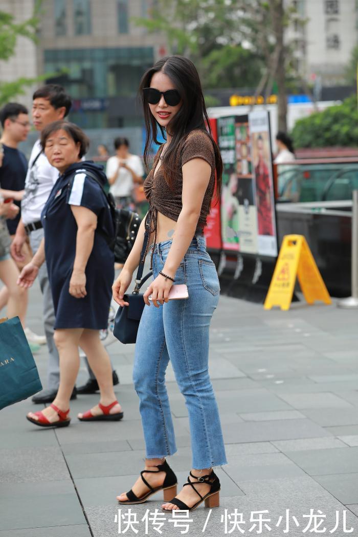 黑色|深V抽绳上衣配牛仔裤,低调又不失奢华,显得非常的成熟有气质