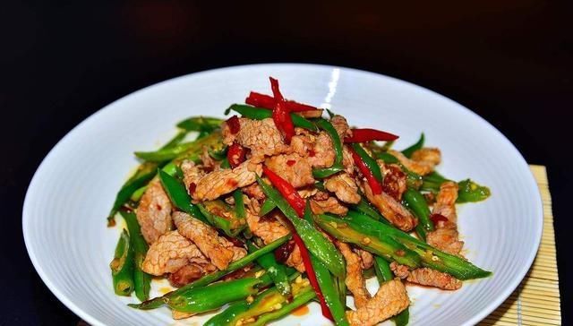 辣椒炒肉有三个小技巧，学会后做出的辣椒炒肉既营养又入味
