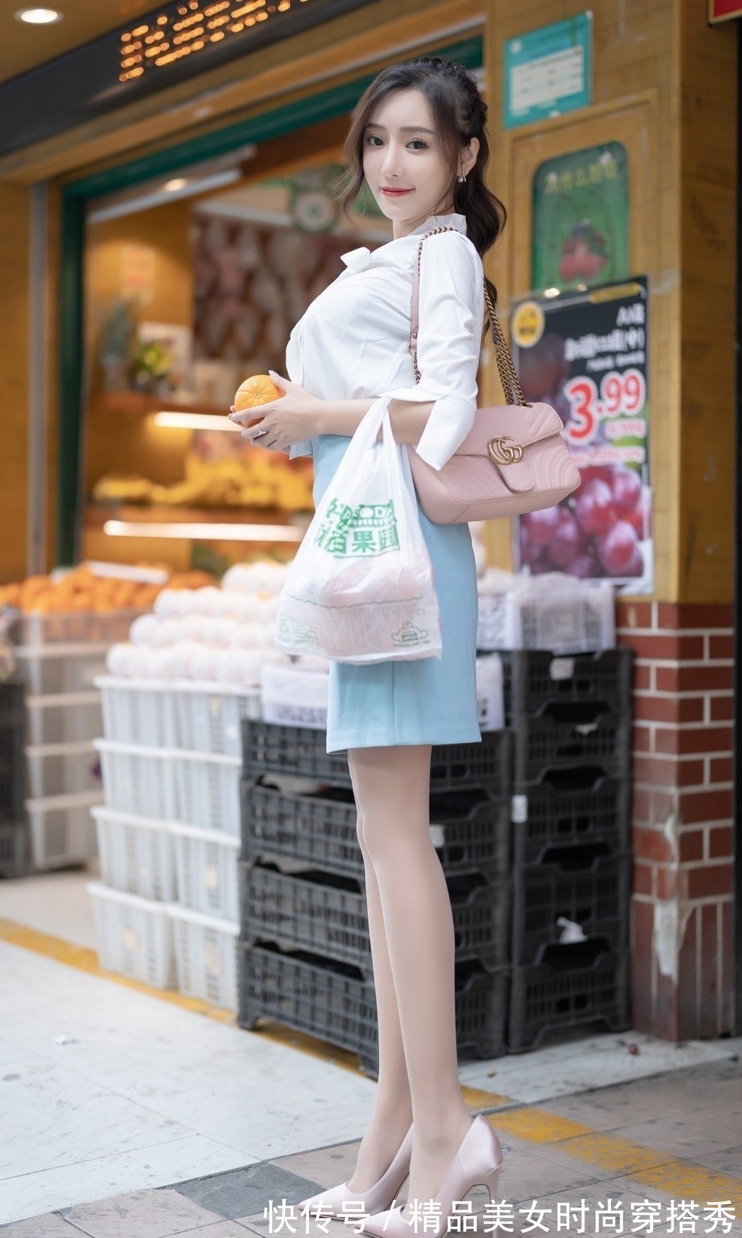 知性 知性又优雅的白色衬衫,下搭一条浅蓝色的高腰包臀裙,性感又迷人
