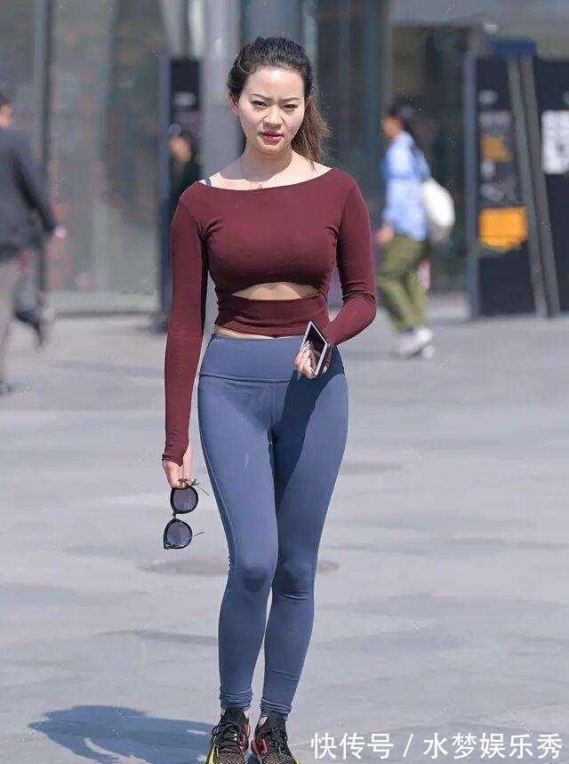 美女 “漏斗形”身材的打底裤美女,才能契合自身气质,懒散随意