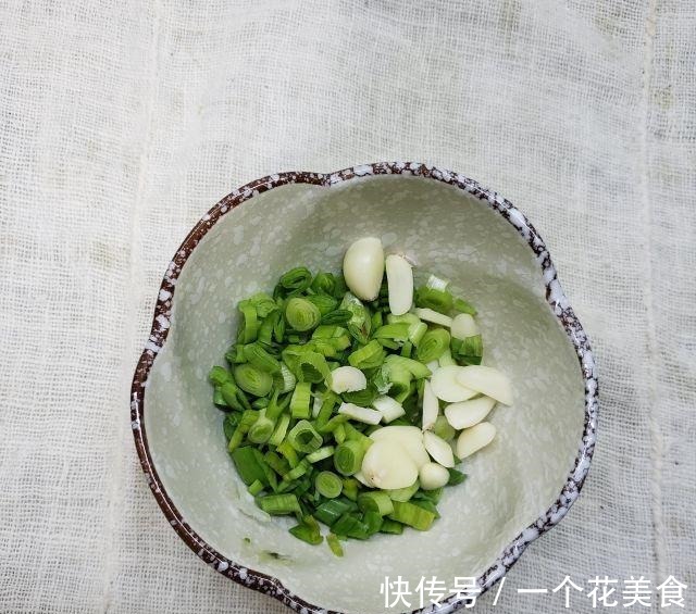 小炒泡馍，馍筋爽滑，料重味纯，酸辣开胃！