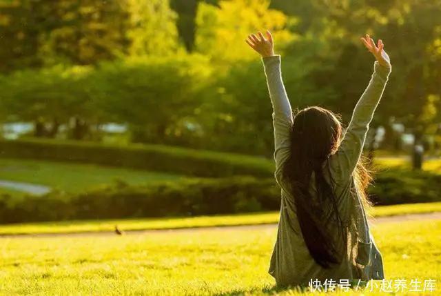 大伟|25岁姑娘卵巢衰老，医生两个恶习，让年轻人生不出孩子