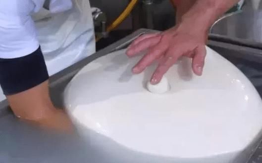 网红花800元买“水包子”,用100斤牛奶才做成,切开后“傻眼”了