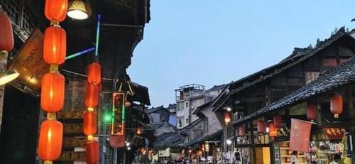 位于四川“小丽江”景区内，是四川十大古镇之一，具有千年历史