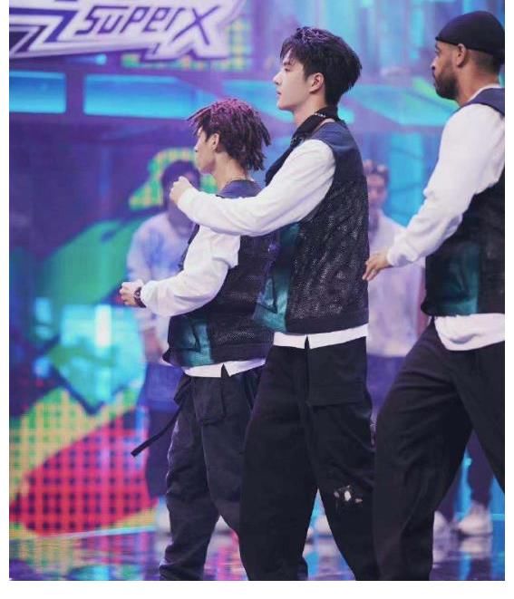 博耶|《街舞4》王一博被神秘人“扛”走，网友懵圈，这玩的什么梗？