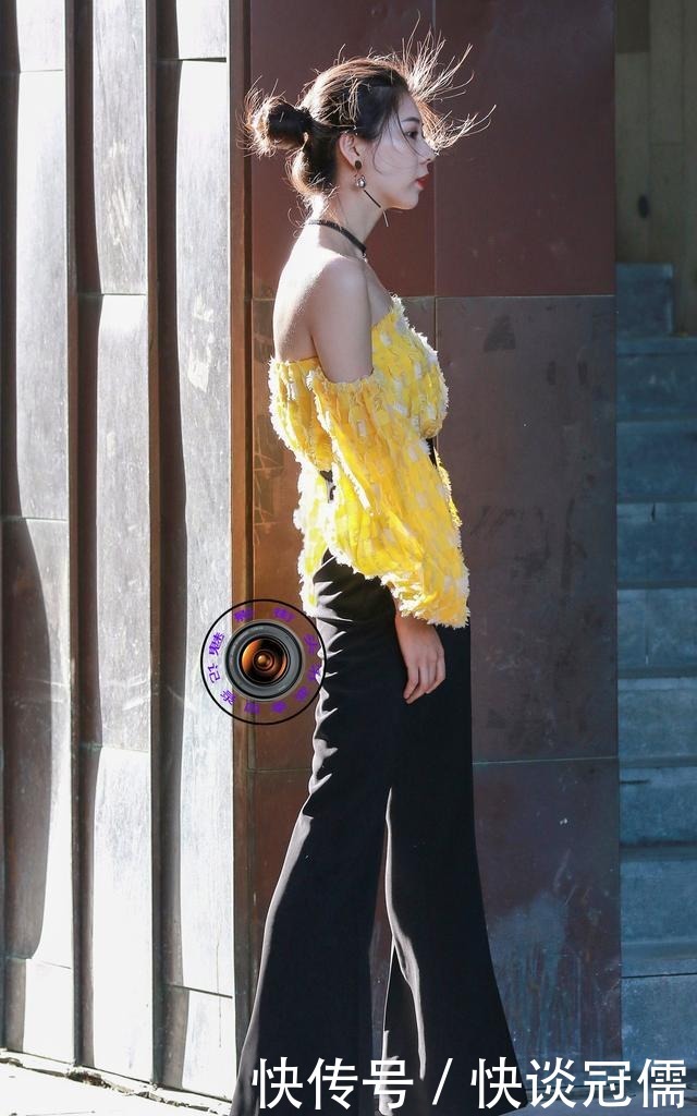 搭配|百搭不厌的小黑裤,搭配一字肩上衣,时髦洋气又好看