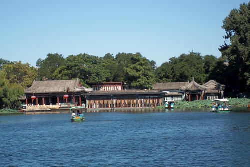 一步一景的历史文化景点，湖泊旁有10座古佛寺，就在北京