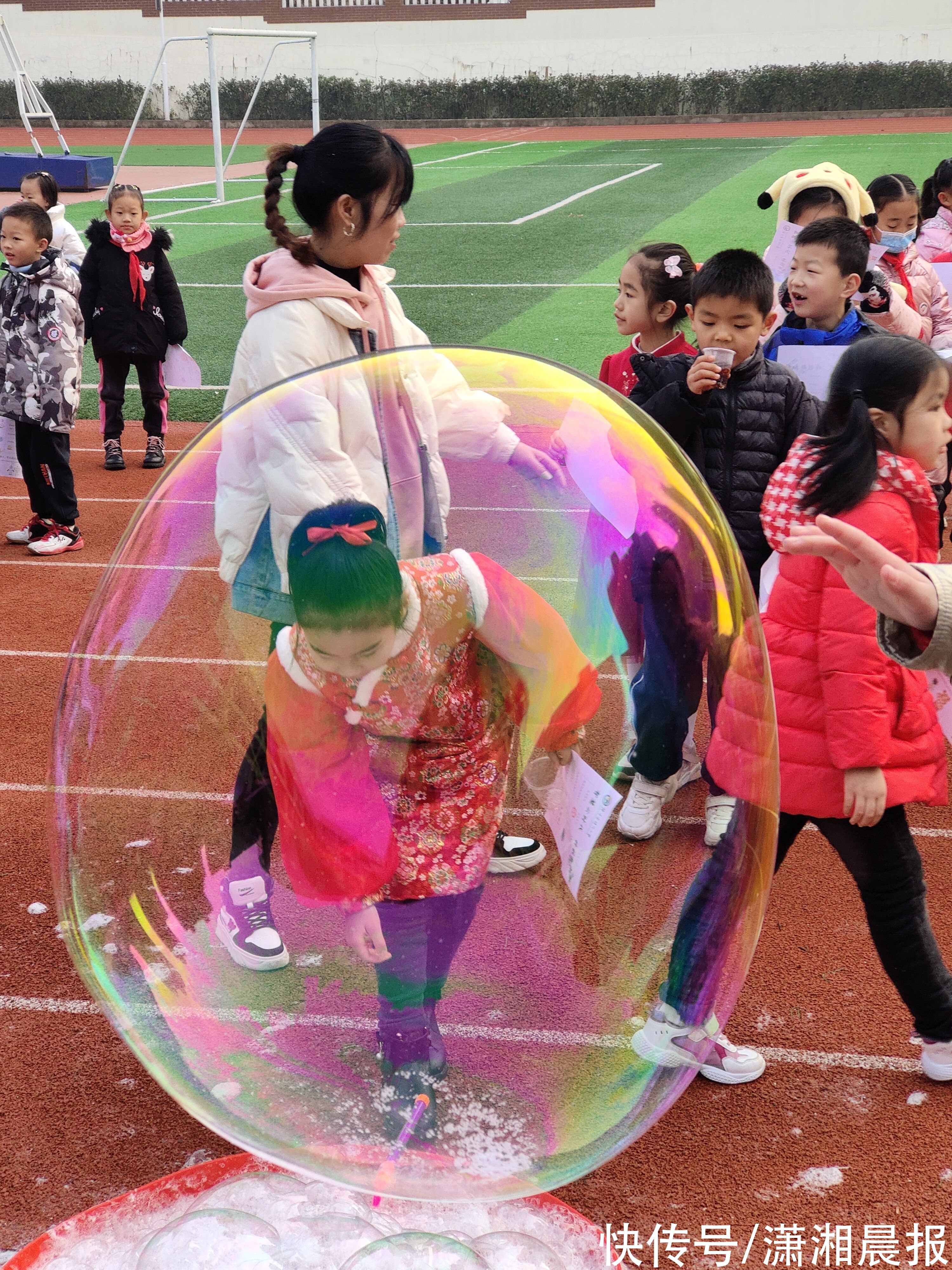 悟空|长沙小学生科技穿越迎新年，连校领导都化身为公主和王子