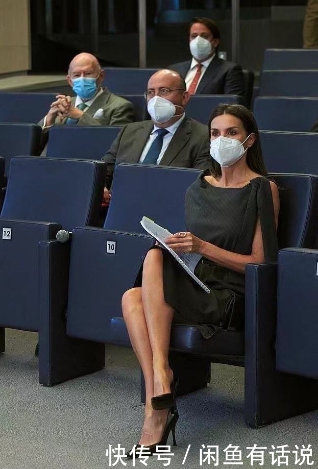 西班牙|西班牙王后消瘦了不少,穿灰色连衣裙气质却高贵,翘二郎腿也优雅