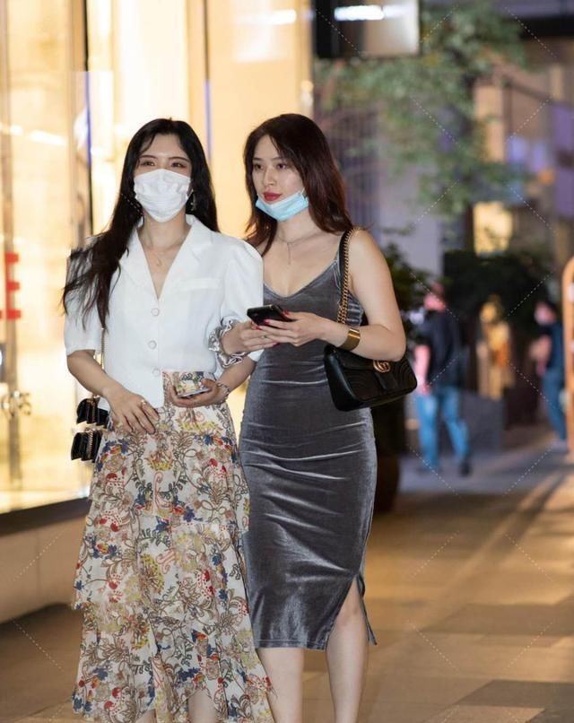 闺蜜出行，感受夜晚的清凉，时尚的魅力