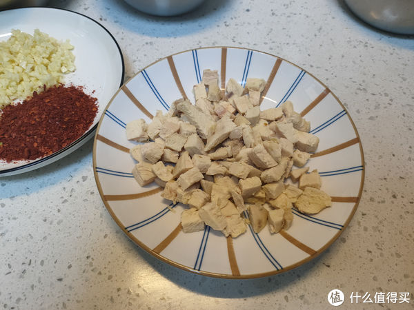 香菇酱不用买了，在家就能做，酱香浓郁无添加，拌米拌饭都合适