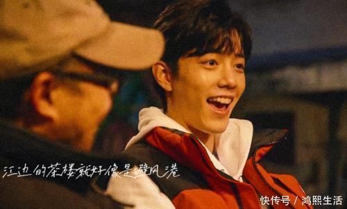 大叔们 肖战去老爷爷的“破楼台里”追剧,注意他啥坐姿?嫌不嫌弃一目了然