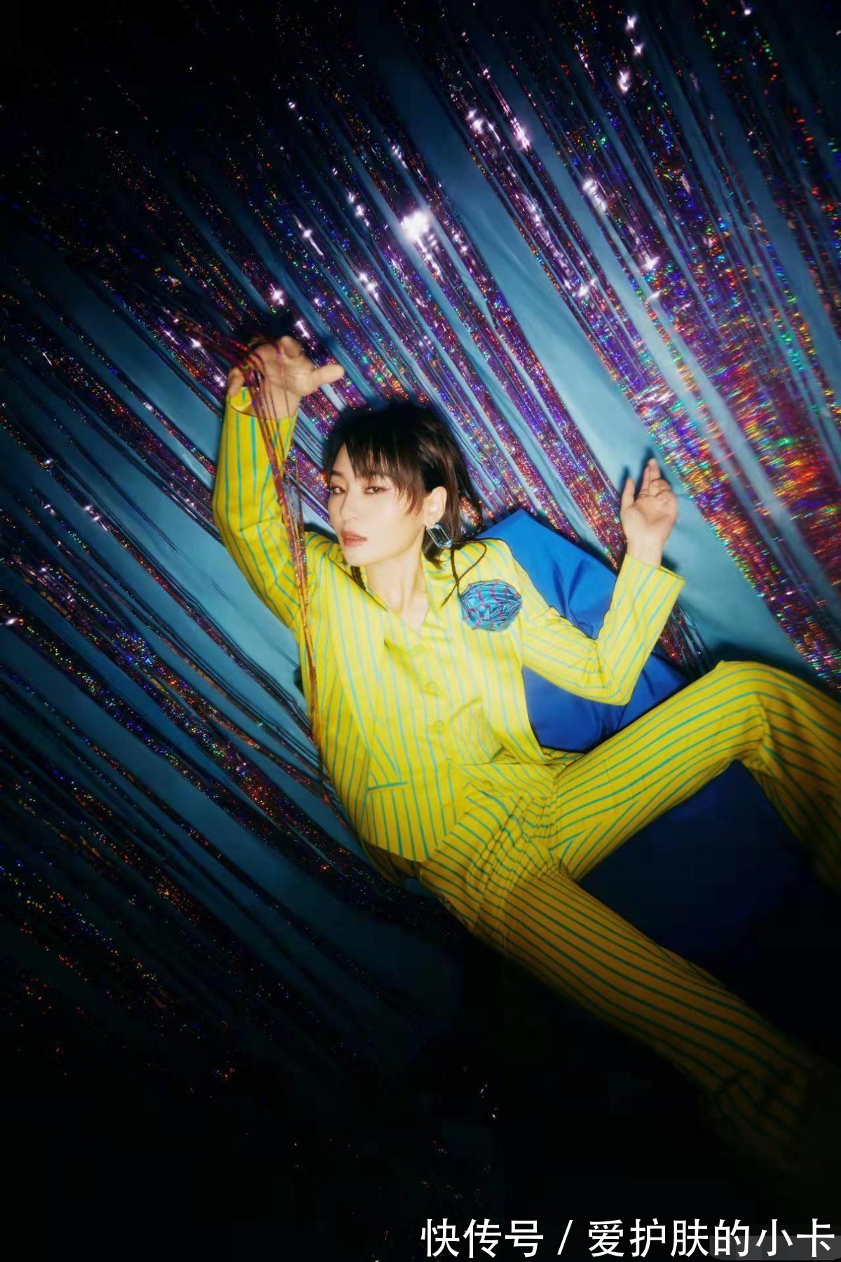 套装 有一种时髦叫周笔畅,条纹套装个性十足,照着穿显腿长还很帅