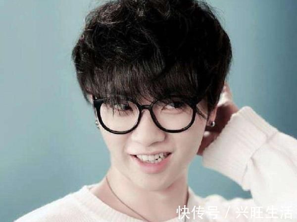 为什么华晨宇的肩膀上总有朵花?镜头放大20倍,网友:用心了