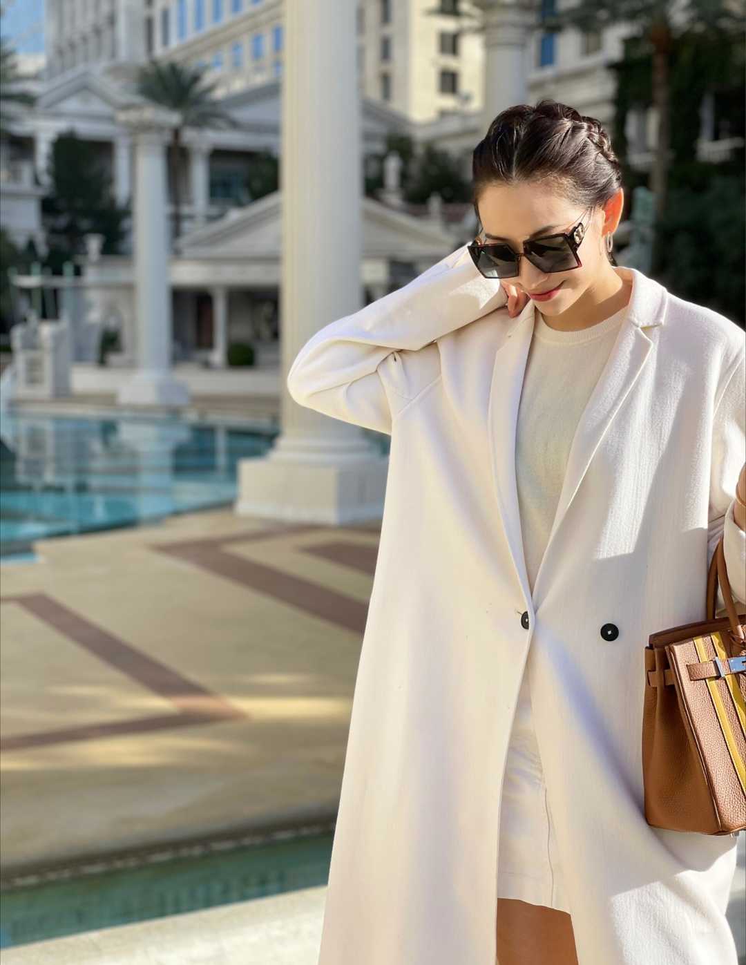 被“温雅”气质给惊艳到了!身穿一袭红色吊带连衣裙,高级洋气