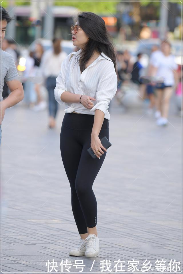 白衬衫搭配黑色小脚裤,宽松时尚,尽显独特气质