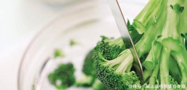 炒蒜蓉蚝油西蓝花,牢记2招,改变焯水方式,保持营养不流失