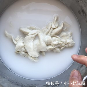 “凉皮”的懒人做法,其实很简单,筋道爽滑,好吃还不上火