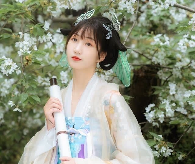 嚣尘#点绛唇·词:暮色欺红瘦。冰冷酒。折弦枕袖,半盏伤心透