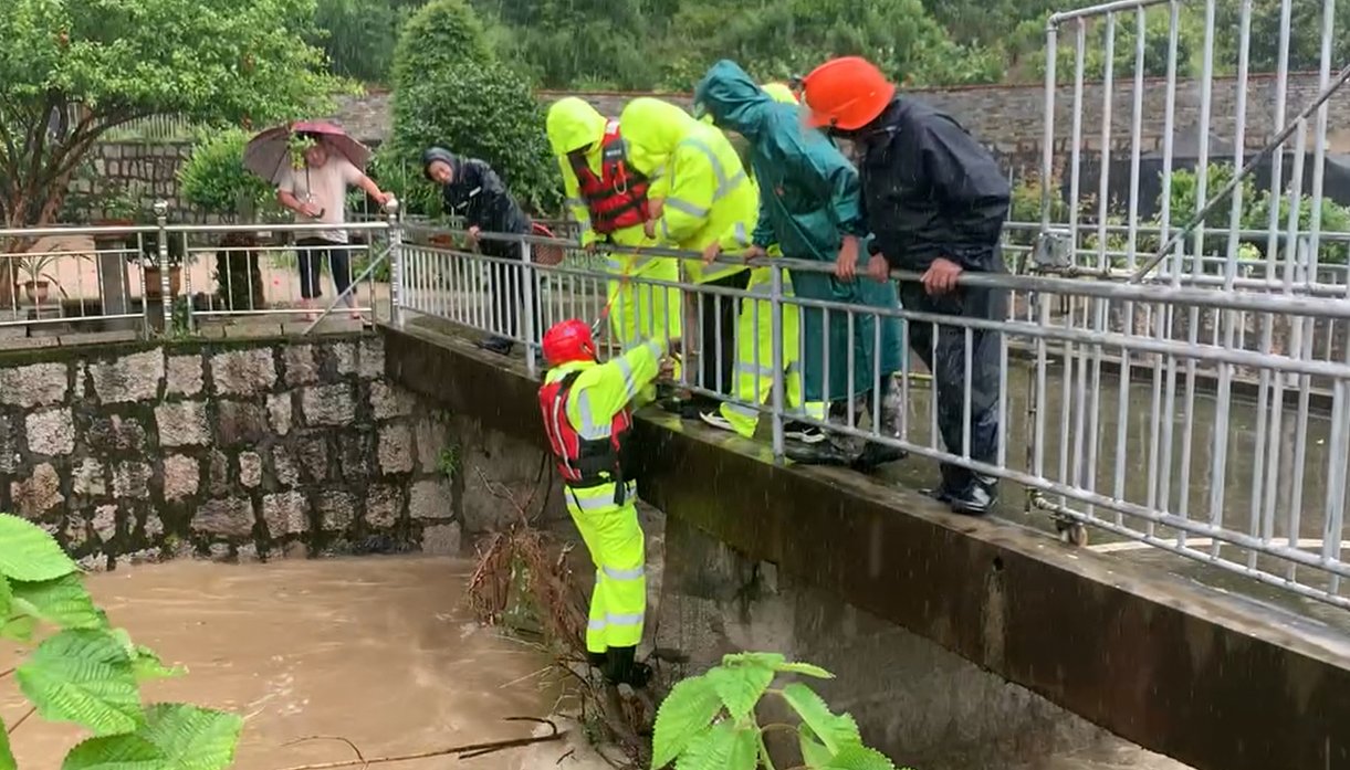救援人员|我是党员，我先下！嵊州58岁的救援人员毅然下到了湍急的河水中...