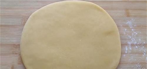 2.不要做得太大了，外边酥得直掉渣，吃着更香甜，真过瘾