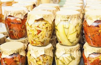 男人为了避免身体衰老，尽量远离两种食物，减少两种习惯!